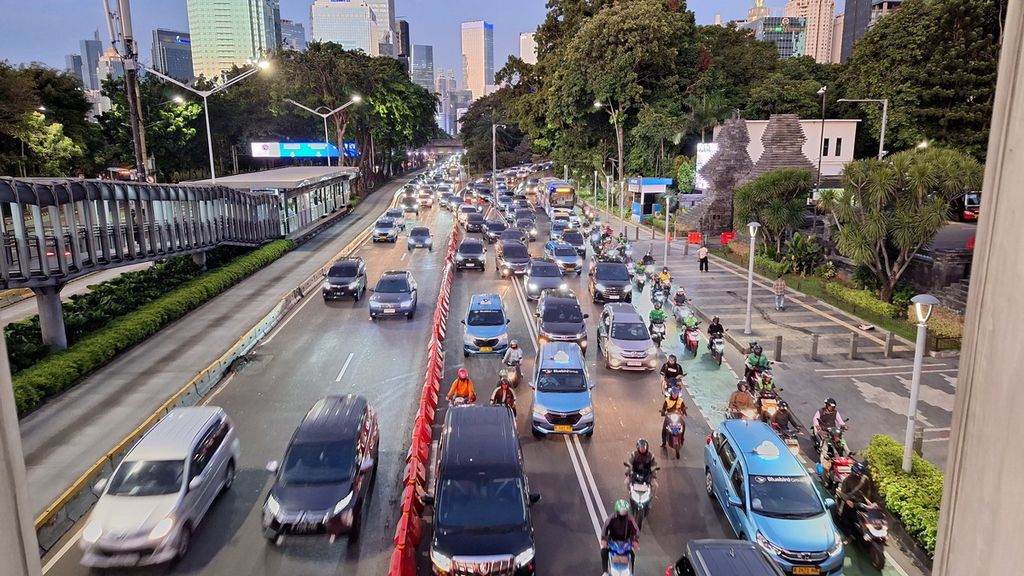 Lalu lintas di Jalan Jenderal Sudirman, Jakarta Pusat, Rabu (20/3/2024) sore. Kepadatan hingga kemacetan lalu lintas terjadi nyaris setiap hari, khususnya saat jam berangkat dan pulang kerja.