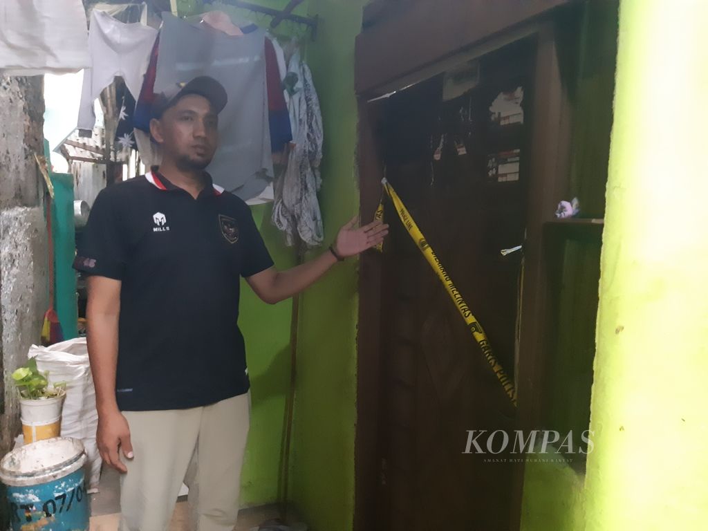 Ahmad Hendratno Staf RT 007 RW 004, Kelurahan Cipinang,Kecamatan Pulogadung, Jakarta Timur sedang memperlihatkan lokasi di mana Andika Ahid Widianto (26) tega membunuh istrinya, Rizky Nur Arifahmawati (27), yang tengah hamil dua bulan, Minggu (30/6/2024). Peristiwa ini terjadi diduga akibat permasalahan rumah tangga.