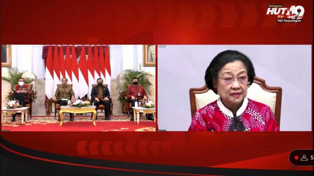 Ketua Umum Partai Demokrasi Indonesia Perjuangan (PDI-P) Megawati Soekarnoputri (kanan) dan Presiden Joko Widodo didampingi sejumlah menteri kabinet Indonesia Maju (kiri), hadir dalam perayaan puncak hari ulang tahun ke-49 PDI-P, melalui telekonferensi video (10/1/2022).