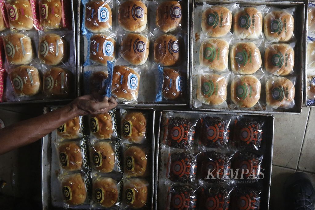 Pekerja mengemas roti yang baru kelar dibuat di industri roti skala kecil Langgeng Sari di kawasan Bendungan Hilir, Tanah Abang, Jakarta Pusat, Selasa (2/8/2022 ). 