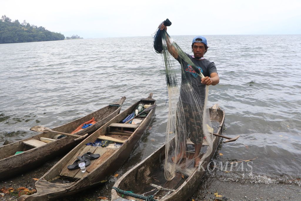 Nelayan Jonefer (42) bersiap menangkap ikan di Danau Singkarak, Nagari Sumpur, Kecamatan Batipuh Selatan, Kabupaten Tanah Datar, Sumatera Barat, Kamis (22/62023).