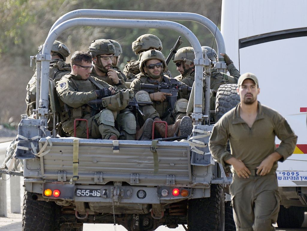 Tentara Israel digerakkan menuju Ashkelon, Israel, pada Sabtu (7/10/2023) menyusul penyusupan gerilyawan Palestina ke wilayah Israel.