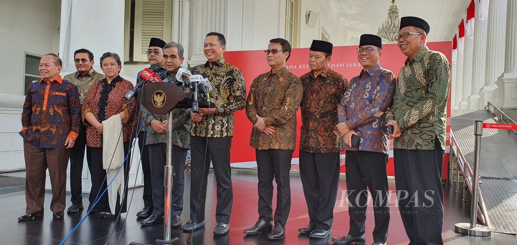 Ketua MPR Bambang Soesatyo (kelima dari kiri) bersama sembilan Wakil Ketua MPR memberikan keterangan kepada wartawan di Kompleks Istana Kepresidenan, Jakarta, Rabu (9/8/2023). Sebelumnya, pimpinan MPR rapat konsultasi dengan Presiden Joko Widodo di Istana Merdeka dan membahas Sidang Tahunan MPR dan Sidang Gabungan DPR/DPD yang akan dilangsungkan 16 Agustus mendatang.
