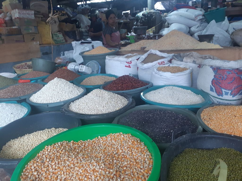 Berbagai jenis beras dan jagung dijual di Pasar Kasih, Kota Kupang, Nusa Tenggara Timur, pada Jumat (3/3/2023). Di beberapa wilayah di NTT, harga beras menyentuh Rp 17.000 per kilogram.