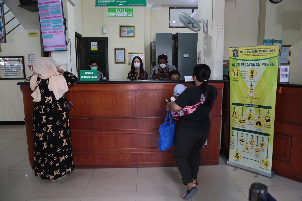 Penerimaan pasien di Puskesmas Sidotopo Surabaya, Kamis (5/10/2023).