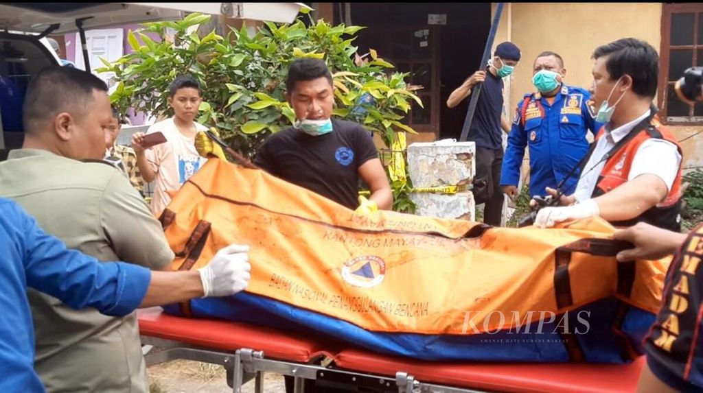 Suasana evakuasi korban Namin Kesumahadi (50) yang diduga bunuh diri dengan cara menceburkan diri ke sumur, Rabu (28/8/2019). Korban diduga mengalami gangguan jiwa.
