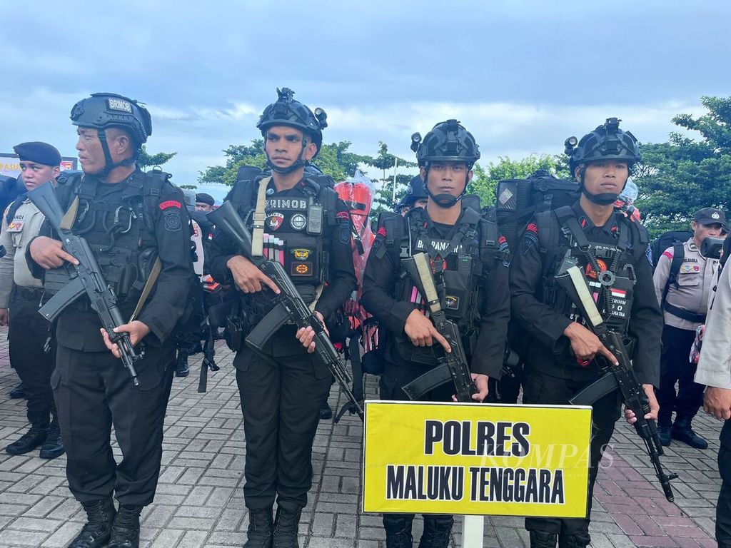 Personel Korps Brigade Mobil yang akan dikirimkan membantu pengamanan tempat pemungutan suara (TPS) di wilayah Maluku,  Senin (5/2/2024), di Ambon, Maluku.
