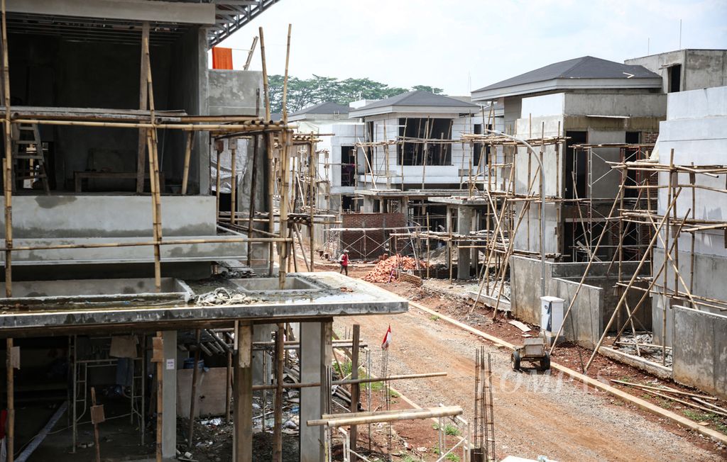 Pembangunan perumahan baru di kawasan Sawangan, Kota Depok, Jawa Barat, Senin (8/1/2024). Pasar properti pada tahun 2024 diprediksi akan semakin meningkat dengan pasar dari kalangan generasi milenial yang mencari rumah pertama.