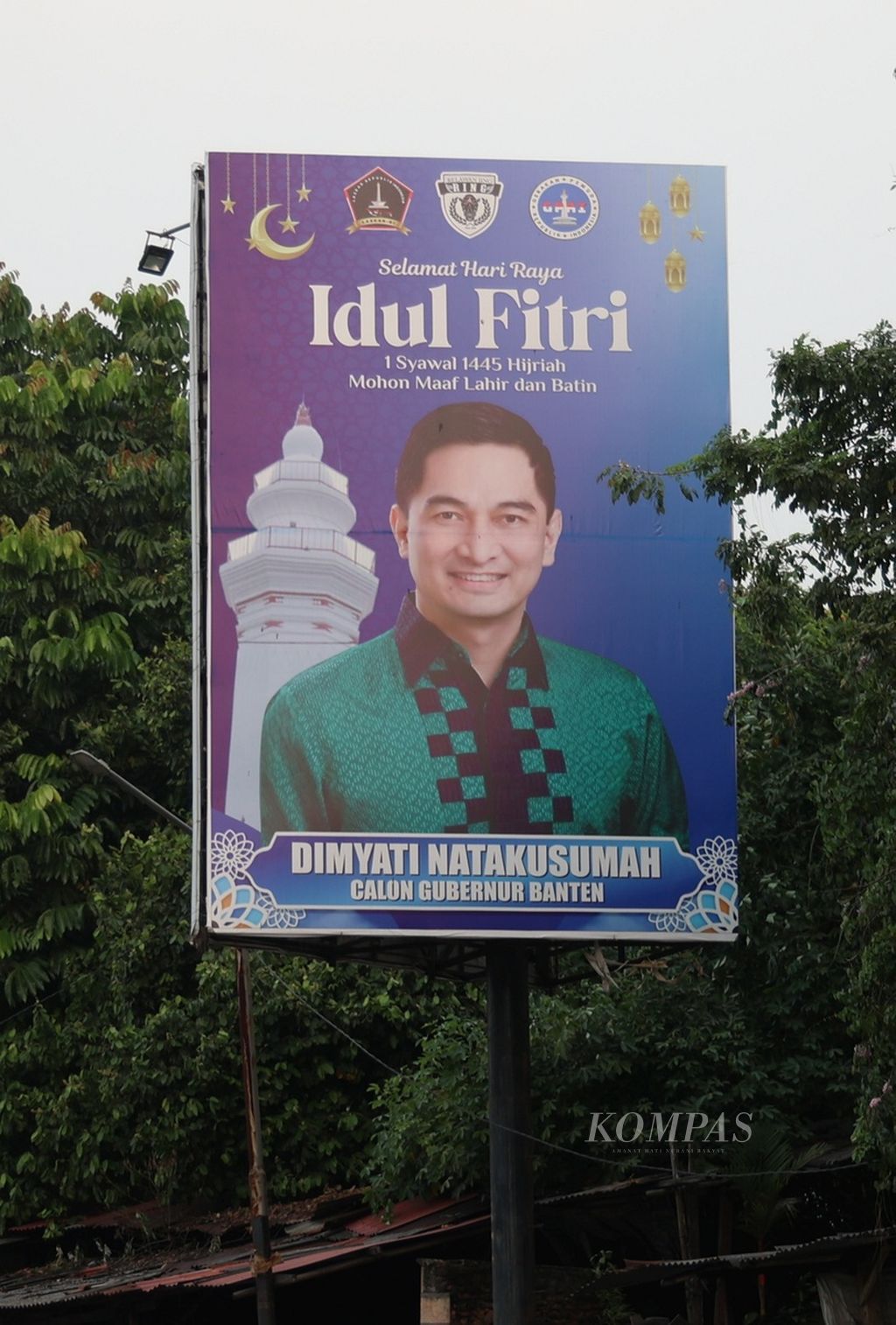 Baliho mantan Bupati Pandeglang Dimyati Natakusumah terpasang di kawasan Pondok Cabe, Tangerang Selatan, Banten (10/5/2024). 