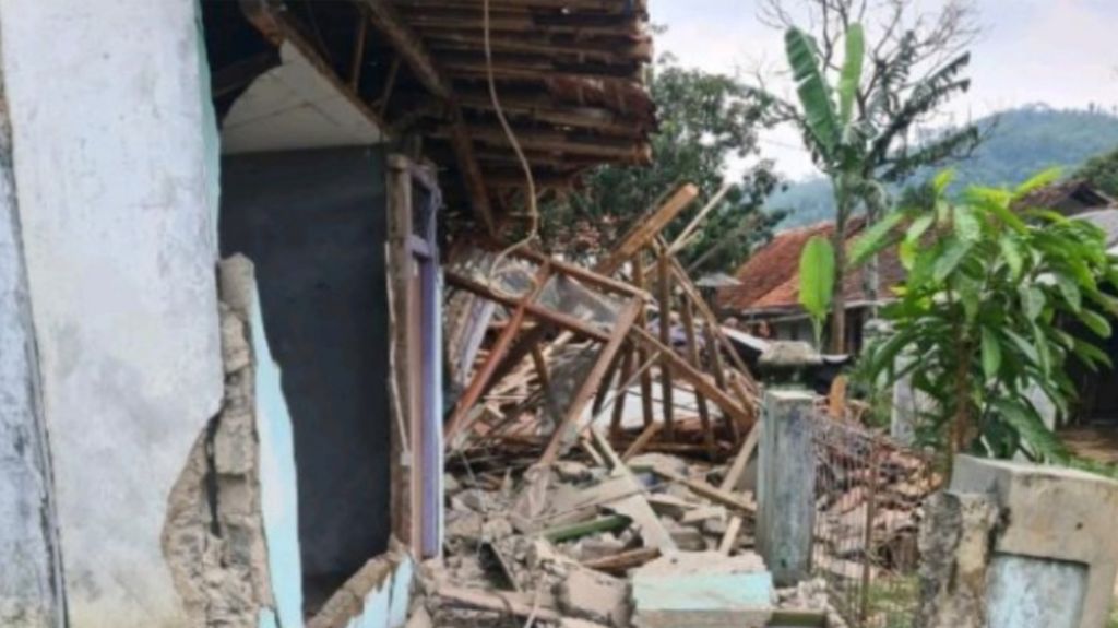 Salah satu rumah yang mengalami kerusakan akibat fenomena tanah bergerak di Kabupaten Cianjur, Kabupaten Jawa Barat, Jumat (26/4/2024). Fenomena ini terjadi di dua desa, yakni Jatisari dan Cibadak.