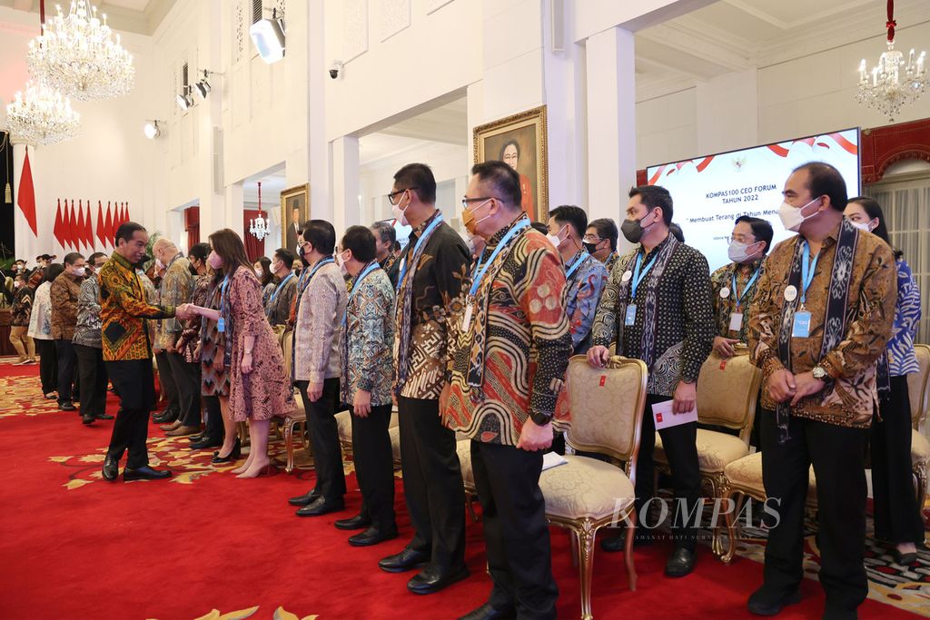 Presiden Joko Widodo menyalami peserta Kompas100 CEO Forum powered by East Ventures seusai memberikan pengarahan pada acara tersebut di Istana Negara, Jakarta, Jumat (2/12/2022).  
