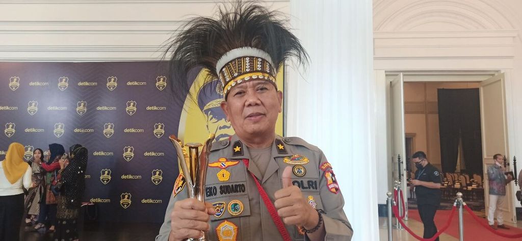 Wakil Kepala Polda Papua Brigadir Jenderal (Pol) Eko Rudi Sudarto mendapatkan anugerah polisi inovatif dalam acara anugerah Hoegeng Award di Jakarta, Jum'at (1/7/2022).