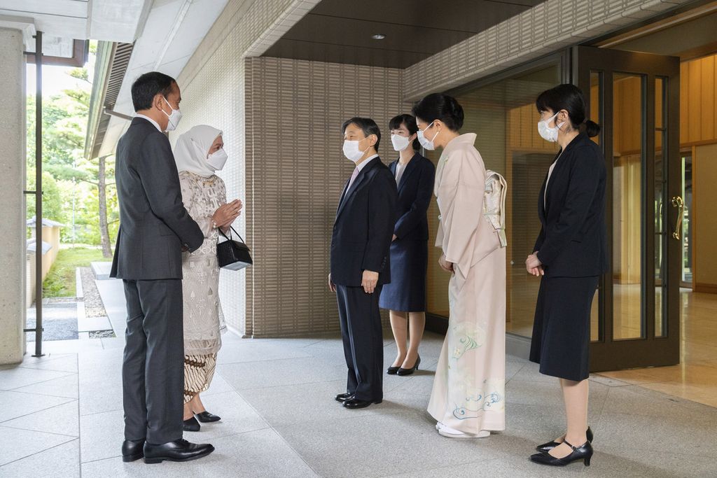 Presiden Joko Widodo dan Ibu Negara Iriana Joko Widodo berkunjung ke Istana Kekaisaran Jepang untuk bertemu dengan Kaisar Jepang Naruhito (tengah) dan Permaisuri Masako (kedua dari kanan) di Tokyo, Jepang, Rabu (27/7/2022). 