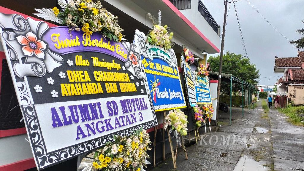 Papan bunga dukacita tampak berjajar di depan rumah korban pembunuhan di Dusun Prajenan, Desa Mertoyudan, Kecamatan Mertoyudan, Kabupaten Magelang, Jawa Tengah, Rabu (30/11/2022).