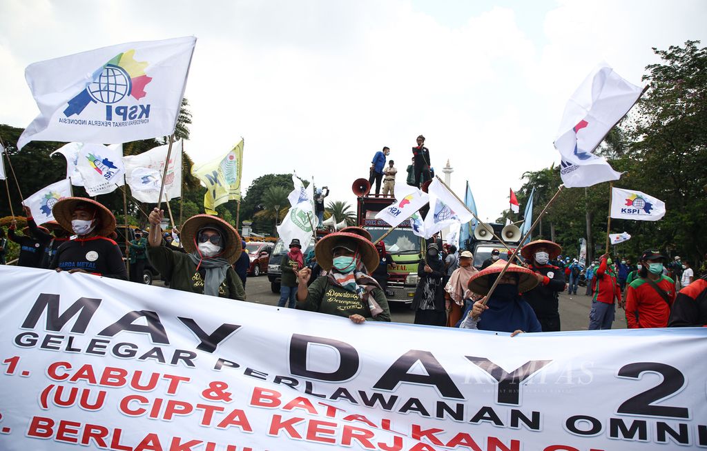 Massa buruh yang tergabung dalam Konfederasi Serikat Pekerja Indonesia (KSPI) berunjuk rasa memperingati Hari Buruh di Jakarta, Sabtu (1/5/2021). Tuntutan pembatalan terhadap Undang-Undang Cipta Kerja masih menjadi agenda utama yang disuarakan oleh massa buruh dan mahasiswa. Peringatan hari buruh dilaksanakan pada masa pandemi Covid-19.