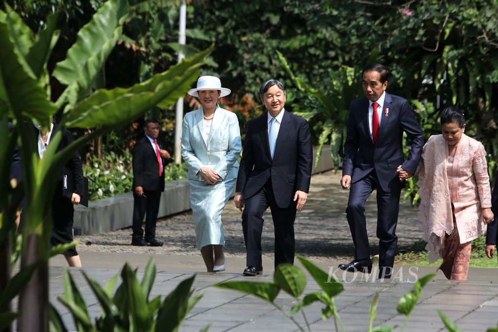 Presiden Joko Widodo didampingi Ibu Iriana Joko Widodo dan Kaisar Jepang Naruhito didampingi Permaisuri Masako memasuki Griya Anggrek di Kebun Raya Bogor, Jawa Barat, Senin (19/6/2023). 