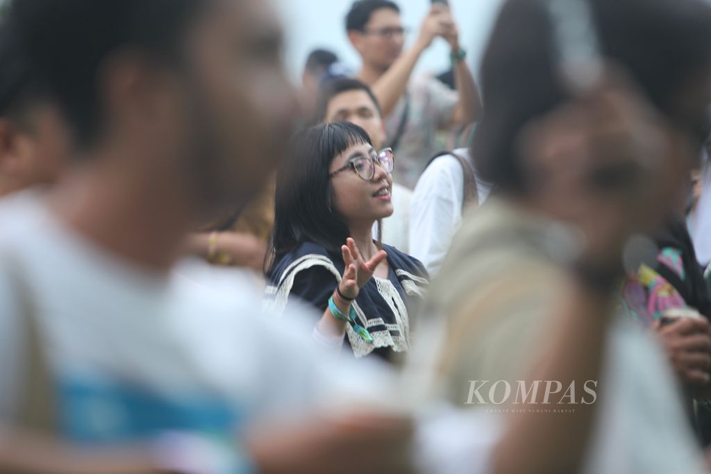 Penonton menikmati suasana ketika band White Shoes and The Couples Company tampil pada hari pertama festival Joyland, Jumat (1/3/2024), di Peninsula Island, Nusa Dua, Bali.