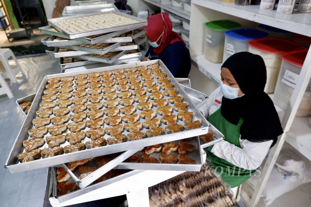 Para karyawan membuat kukis di ruang produksi usaha Nutsafir Lombok yang bergerak di bidang pengolahan makanan berbahan dasar biji-bijian hasil pertanian lokal di Nusa Tenggara Barat di Mataram, Kamis (1/7/2021). 