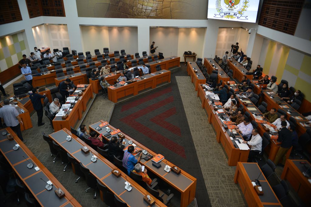 Suasana rapat dengar pendapat mengenai pemilihan umum di Ruang Rapat Banggar, Kompleks Parlemen, Senayan, Jakarta, Rabu (12/4/2023). 