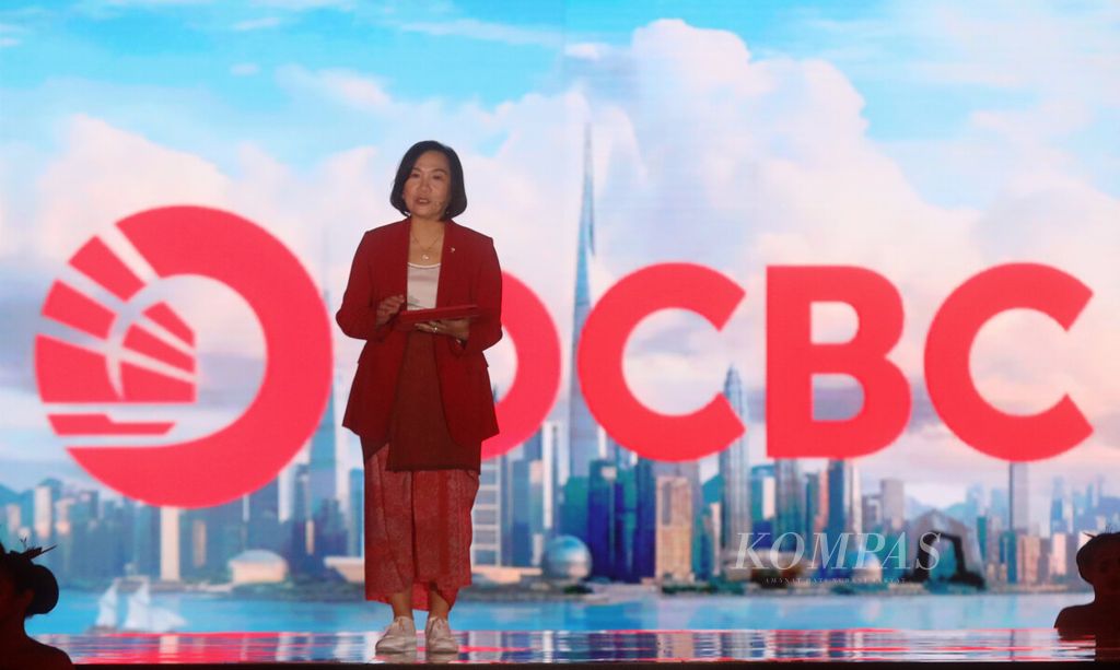 Group Chief Executive Officer of OCBC Helen Wong memberikan sambutan dalam acara peluncuran merek dan logo terbaru bank OCBC di Jakarta, Selasa (14/11/2023). 