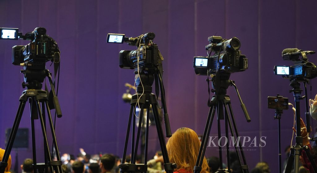 Kamera jurnalis televisi yang merekam acara peringatan 10 tahun Forum Pemimpin Redaksi (Pemred) di Hotel Raffles, Jakarta, Kuningan, Jakarta, Jumat (5/8/2022).