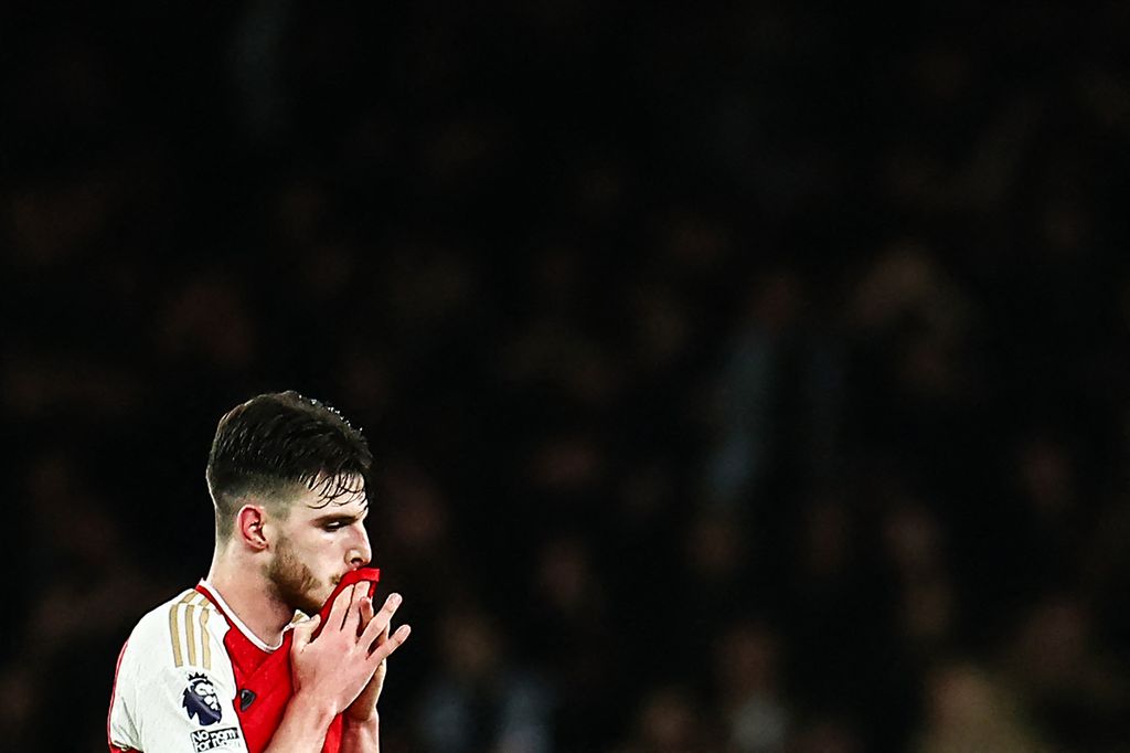 Reaksi kecewa gelandang Arsenal Declan Rice usai kalah 0-2 dari West Ham United, Jumat (29/12/2023) dini hari WIB. 