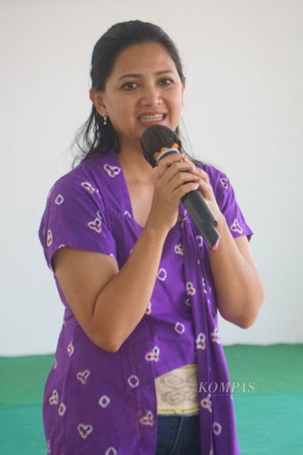 Penyanyi Lisa A Riyanto menghibur warga lansia di Panti Wreda Catur Nugraha di Kaliori, Banyumas, Jawa Tengah, Selasa (30/5/2023).