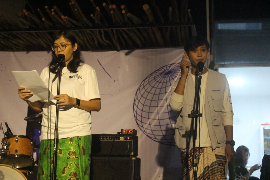 Dua anggota komunitas Malam Puisi Manado, Netty Rahajaan (kiri) dan Farizt Siraj, tampil membacakan puisi dalam acara KC Fest di Manado, 24 September 2022.