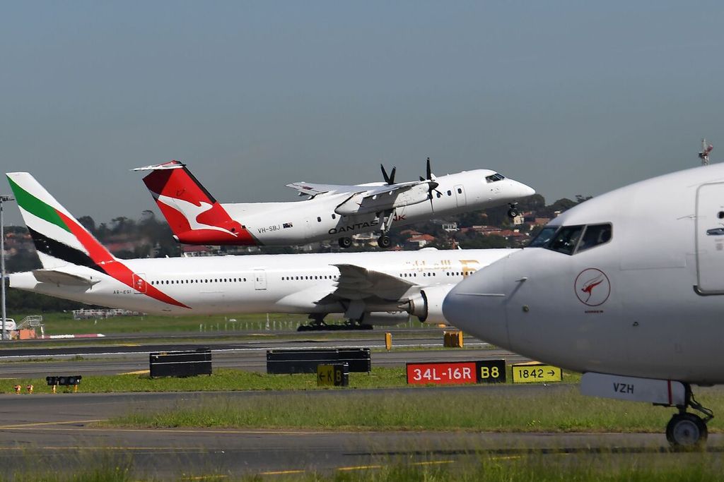 Pesawat Qantas lepas landas dari Bandara Internasional Sydney di Australia, 19 Maret 2020.