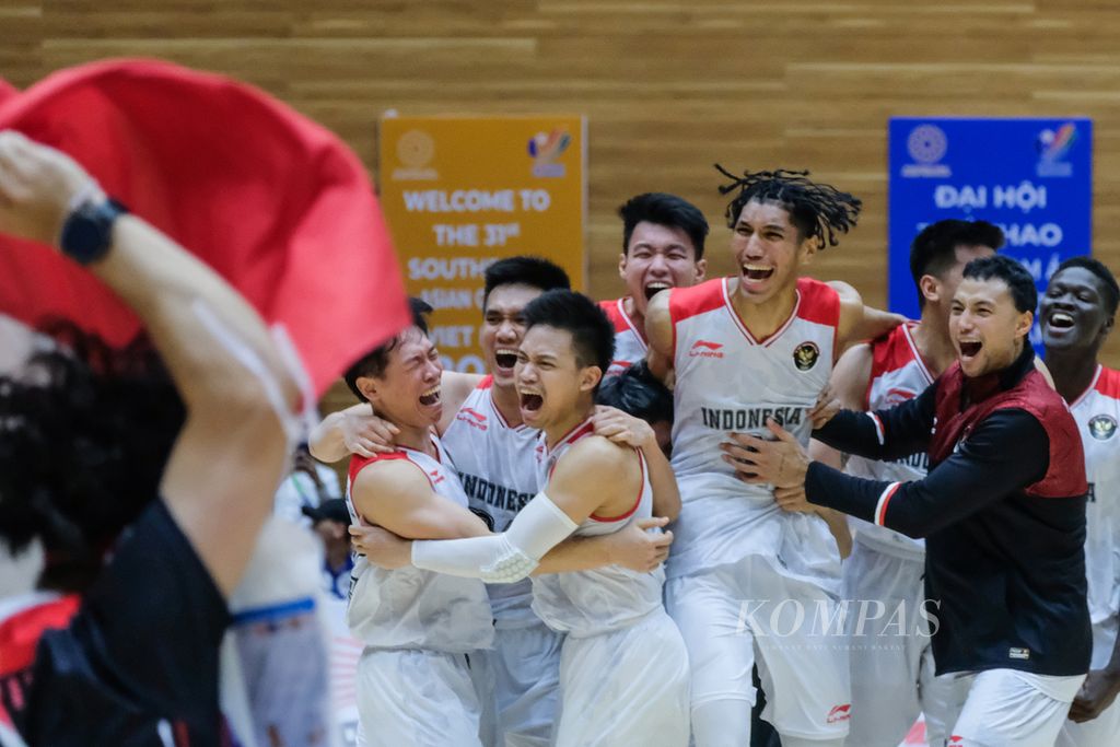 Pemain timnas basket Indonesia berselebrasi seusai meraih emas pertama kali dalam sejarah keikutsertaan SEA Games Vietnam 2021 di Thanh Tri Indoor Stadium, Hanoi, Minggu (22/5/2022). Andakara Prastawa dan rekan-rekan memastikan emas seusai menaklukkan juara bertahan sejak 1991, Filipina, 85-81. 