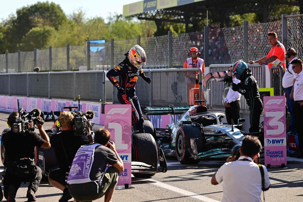 Pebalap Red Bull, Max Verstappen (tengah), keluar dari mobilnya untuk merayakan kemenangannya pada balapan Formula 1 seri Italia di Sirkuit Monza, Italia, Minggu (11/9/2022) malam. Ia kini kian mendekati gelar juara dunia.