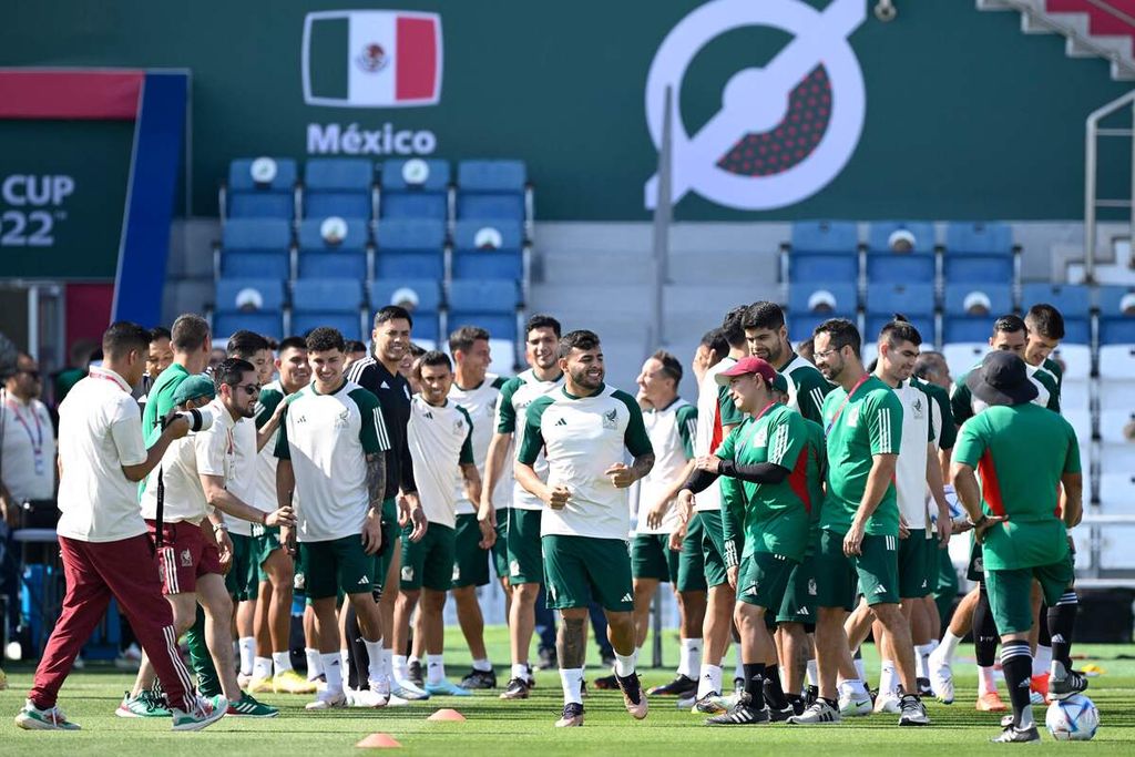 Pemain Meksiko berlatih diselingi canda dalam sesi latihan di Al Khor, Khawr, Qatar, Jumat (25/11/2022). Meksiko akan menghadapi Argentina dalam pertandingan Grup C, Minggu (27/11/2022) dini hari WIB. 