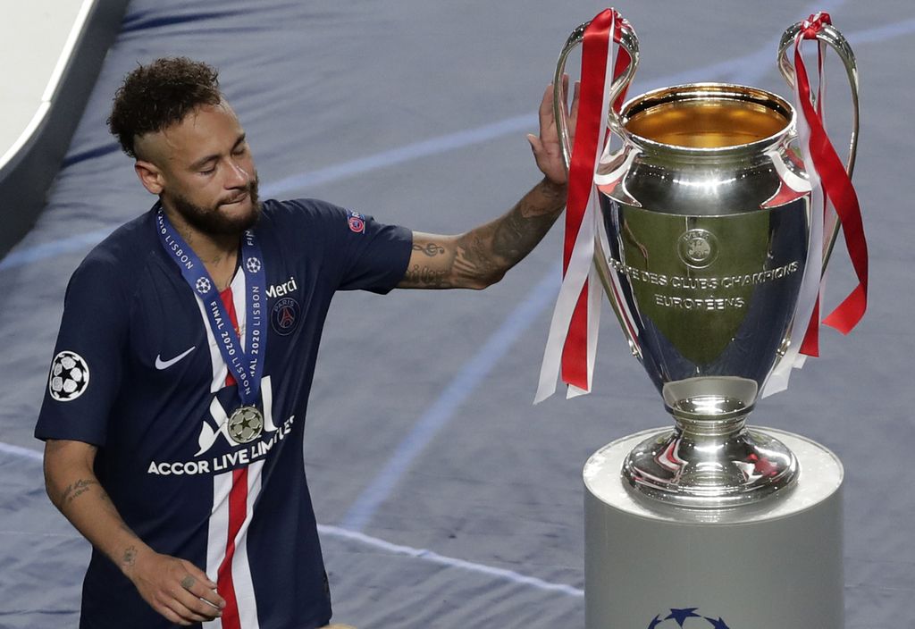 Pemain Paris Saint-Germain, Neymar, menyentuh trofi Liga Champions Eropa usai laga final melawan Bayern Munchen di Stadion Luz, Lisbon, Portugal, Senin (24/8/2020). Neymar gagal membawa PSG juara setelah kalah 0-1 pada pertandingan tersebut.