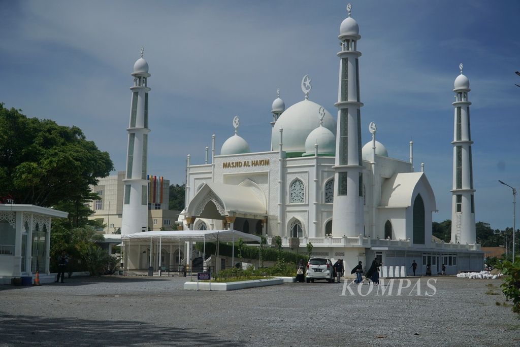 Suasana di kompleks Masjid Al-Hakim di obyek wisata Pantai Padang, Kelurahan Berok Nipah, Kecamatan Padang Barat, Padang, Sumatera Barat, Sabtu (29/4/2023). Masjid ini merupakan salah satu ikon wisata halal di Kota Padang.
