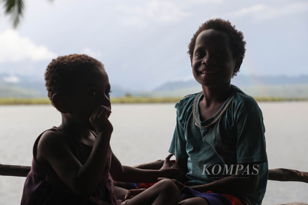 Children who are with their parents looking for karaka sit in a hut built around a mangrove forest or mangi-mangi in the waters of Arguni Bay, Kaimana Regency, West Papua, Tuesday (15/6/2021).