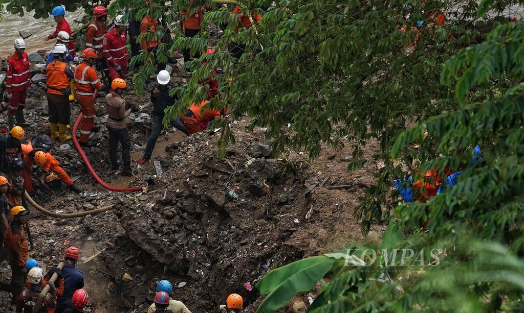 Petugas SAR gabungan melanjutkan pencarian korban yang masih tertimbun longsoran di Kampung Sirnasari, Kelurahan Empang, Kota Bogor, Jawa Barat, Kamis (16/3/2023). 