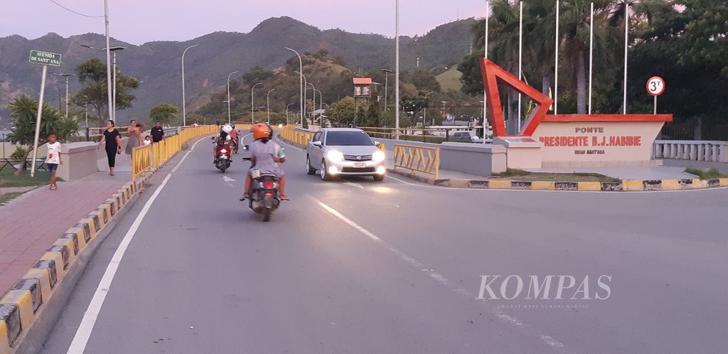 Tampak Jembatan Presiden B.J Habibie atau disebut dengan bahasa setempat Ponte Presidente B.J Habibie di Dili menjelang senja pada awal Januari 2023,, yang dilalui para pengendara motor roda dua dan roda empat. 