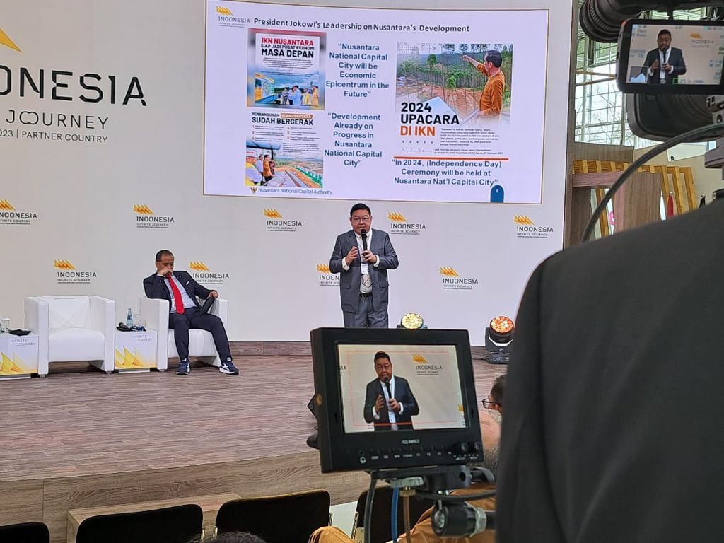 Deputi Bidang Pendanaan dan Investasi Otorita IKN Agung Wicaksono mempresentasikan IKN di Paviliun Indonesia dalam Hannover Messe 2023, sebuah pameran industri dan teknologi terbesar dunia di Jerman, Selasa (18/4/2023).
