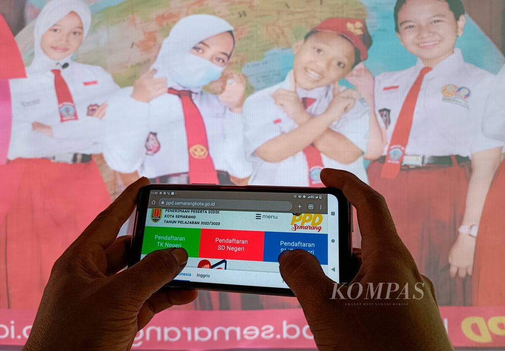 Salah satu guru memperlihatkan aplikasi dan laman penerimaan calon siswa baru yang dibuka secara daring di SD Negeri Pekunden, Kota Semarang, Jawa Tengah, Senin (20/6/2022). 
