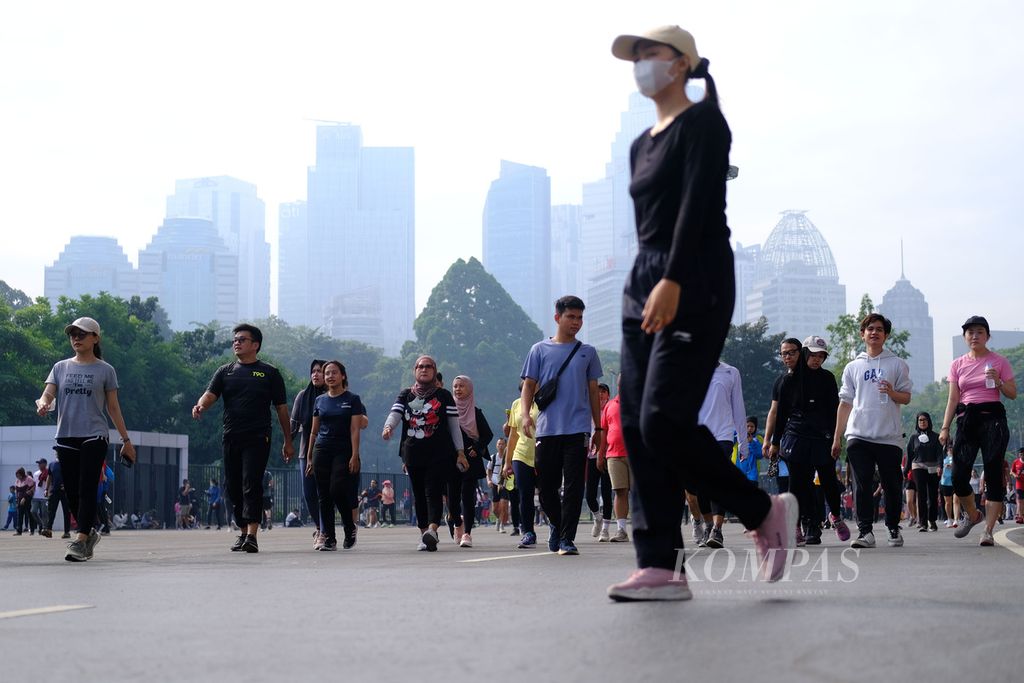 Hundreds of people exercise in the Bung Karno Stadium area (GBK), Jakarta, Sunday (11/27/2022). After the decline in the Covid-19 case, the GBK area was always crowded by the community to exercise, especially on weekends.