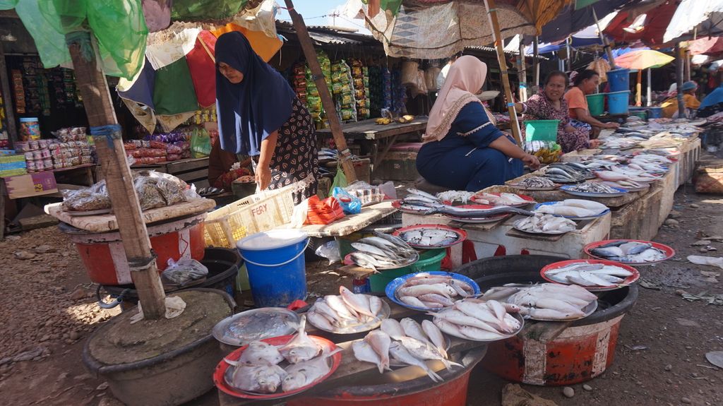 Penjualan hasil perikanan tangkap berlangsung di Pasar Tamberu, Sampang, Pulau Madura, Jawa Timur, Selasa (21/6/2022). Situasi ekonomi global menunjukkan stagflasi di depan mata. 