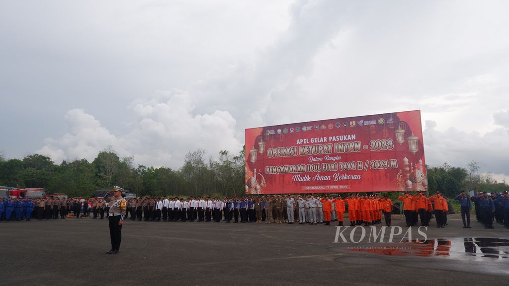 Pelaksanaan Apel Gelar Pasukan Operasi Ketupat Intan 2023 dalam rangka pengamanan Idul Fitri 1444 H di Banjarbaru, Kalimantan Selatan, Senin (17/4/2023) sore.