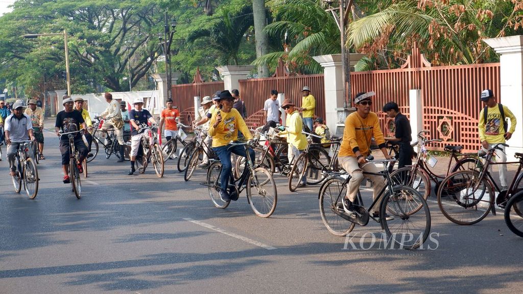 Para pegiat sepeda tua atau sepeda ontel bersepeda santai di Jalan Jenderal Sudirman, Kota Banjarmasin, Kalimantan Selatan, Minggu (24/9/2023). Mereka tetap menjaga budaya bersepeda ontel dan berupaya mewariskan budaya tersebut kepada generasi muda.