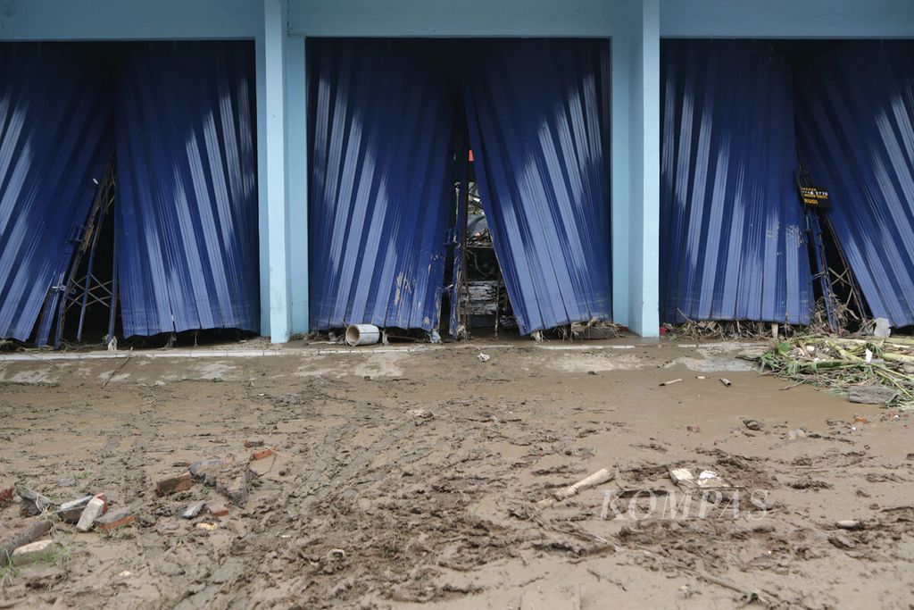 Pintu kios yang jebol terdorong luapan Sungai Bekasi di perumahan Pondok Gede Permai di Jatiasih, Kota Bekasi, Jawa Barat, Jumat (18/2/2022). 