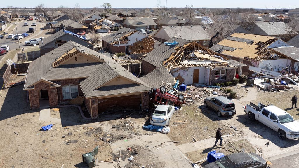 Atap rumah jebol diterjang tornado di Norman, Oklahoma, Senin (27/2/2023)