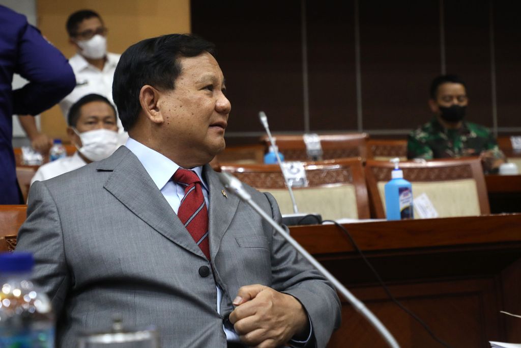 Defense Minister Prabowo Subianto prepares to attend a working meeting with Commission I of the DPR at the Parliament Building Complex, Senayan, Jakarta, Thursday (27/1/2022).