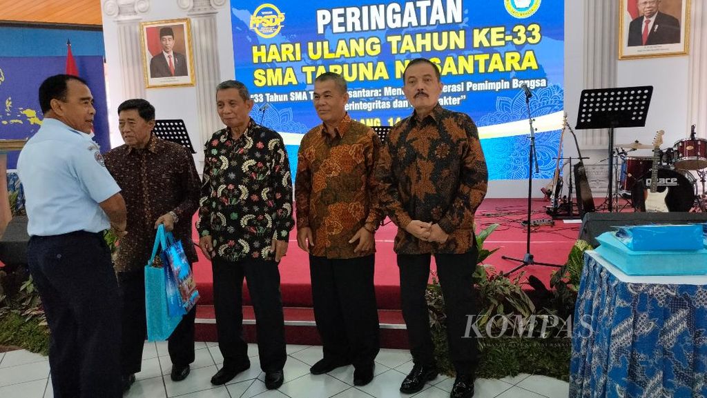 Pemberian cendera mata dari kepala SMA Taruna Nusantara Tono Suratman kepada empat mantan kepala SMA Taruna Nusantara, Jumat (14/7/2023).