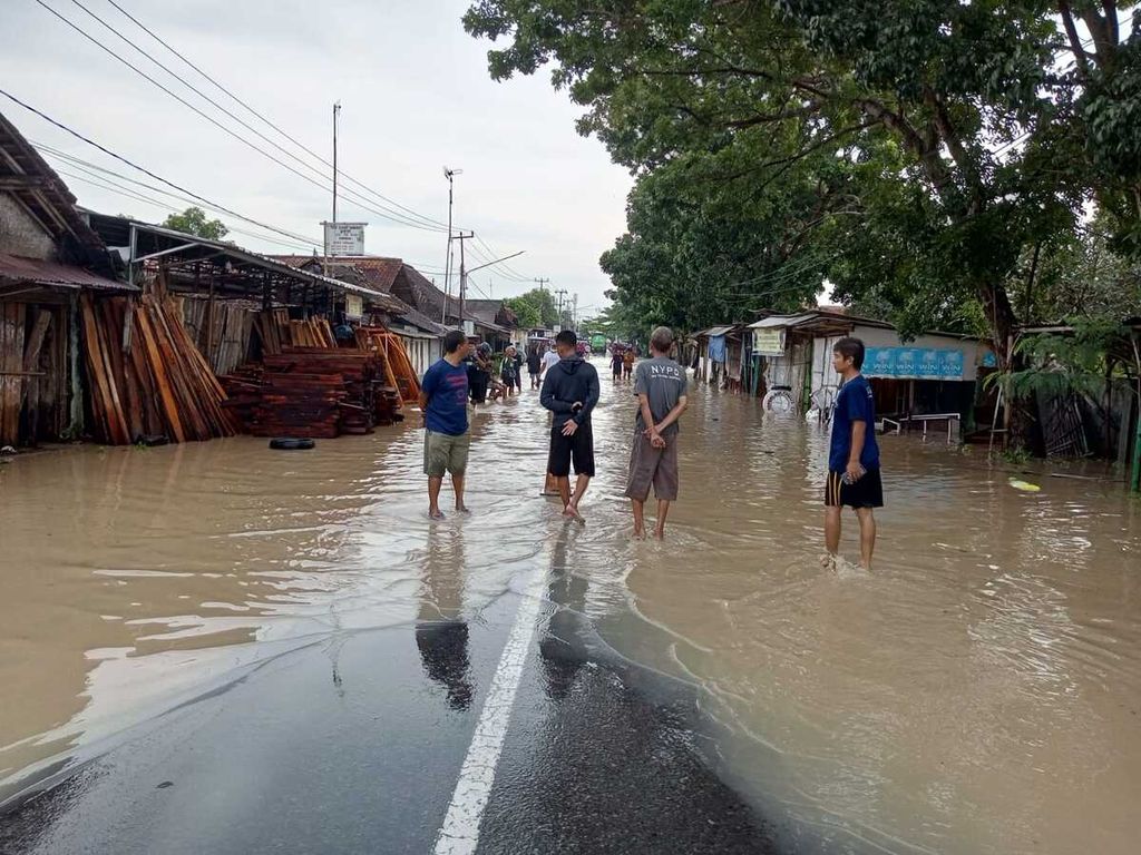 Kondisi salah satu desa di Kabupaten Cirebon, Jawa Barat, yang terdampak banjir pada Rabu (6/3/2024). Pemicu banjir adalah meluapnya Sungai Ciberes karena hujan dengan intensitas tinggi selama beberapa jam.