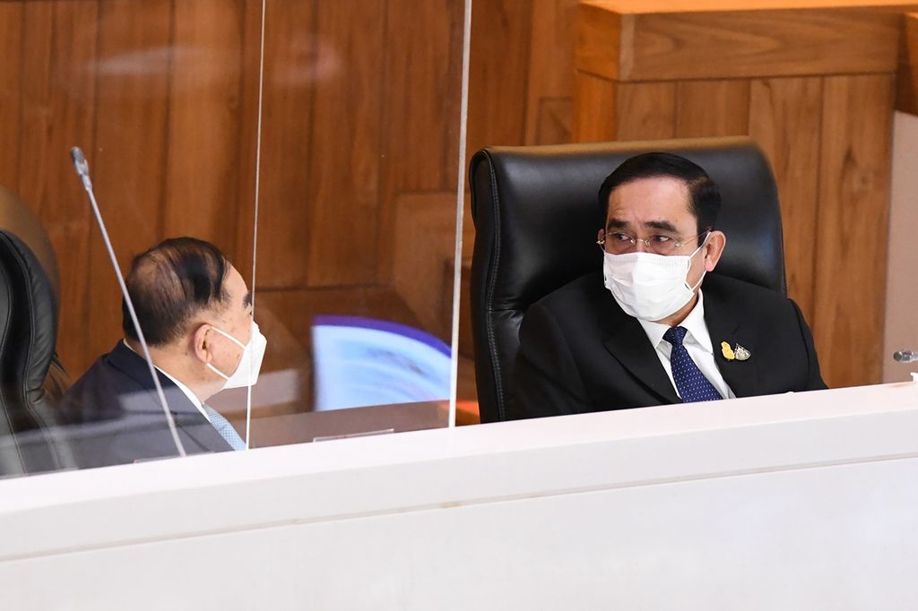 Wakil Perdana Menteri Thailand Prawit Wongsuwan (kiri) dan PM Prayuth Chan Ocha berbincang di sela pertemuan di parlemen, di Bangkok, Thailand, 4 September 2021. Prawit dan Prayuth akan maju sebagai calon perdana menteri pada pemilu Mei mendatang.