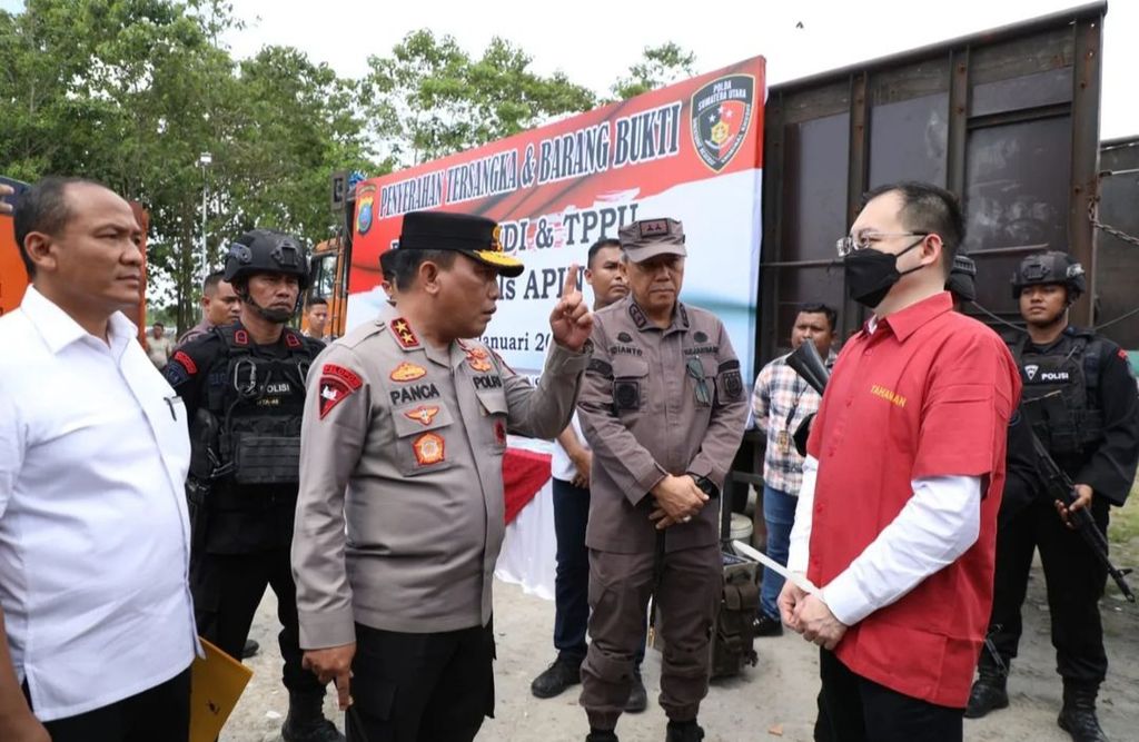 Kepala Kepolisian Daerah Sumatera Utara Inspektur Jenderal RZ Panca Putra Simanjuntak (ketiga dari kiri) bertanya kepada tersangka kasus perjudian <i>online</i> dan pencucian uang, Apin Bak Kim, di Medan, Kamis (26/1/2023). 